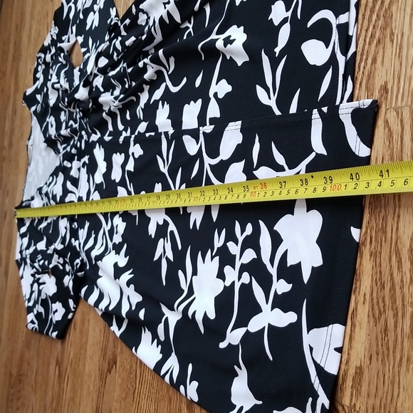 (M) Julie•Mitchell Urban Collection Floral V Neck Wrap Midi Dress ¾ Sleeves - Picture 5 of 8